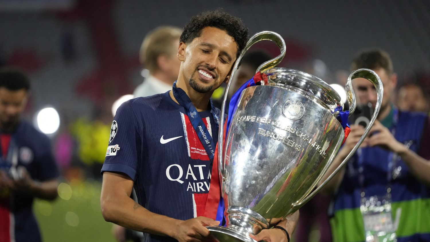 Marquinhos avec le trophée de la Ligue des Champions 2025 du PSG