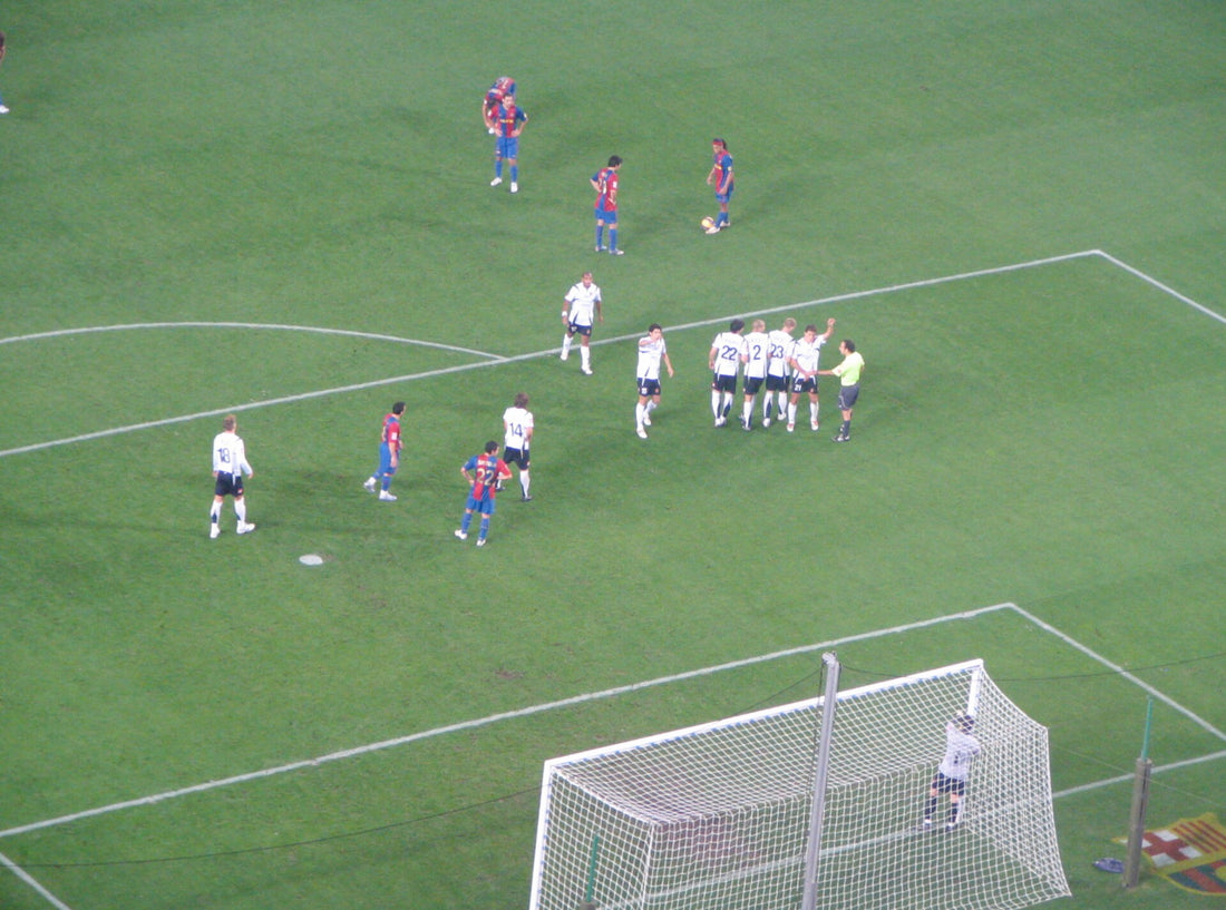 Ronaldinho sur un coup franc avec le FC Barcelone