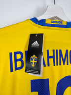 MAILLOT DE FOOTBALL SUÈDE 2016 DOMICILE NEUF AVEC ÉTIQUETTE - ZLATAN IBRAHIMOVIC #10 (S)