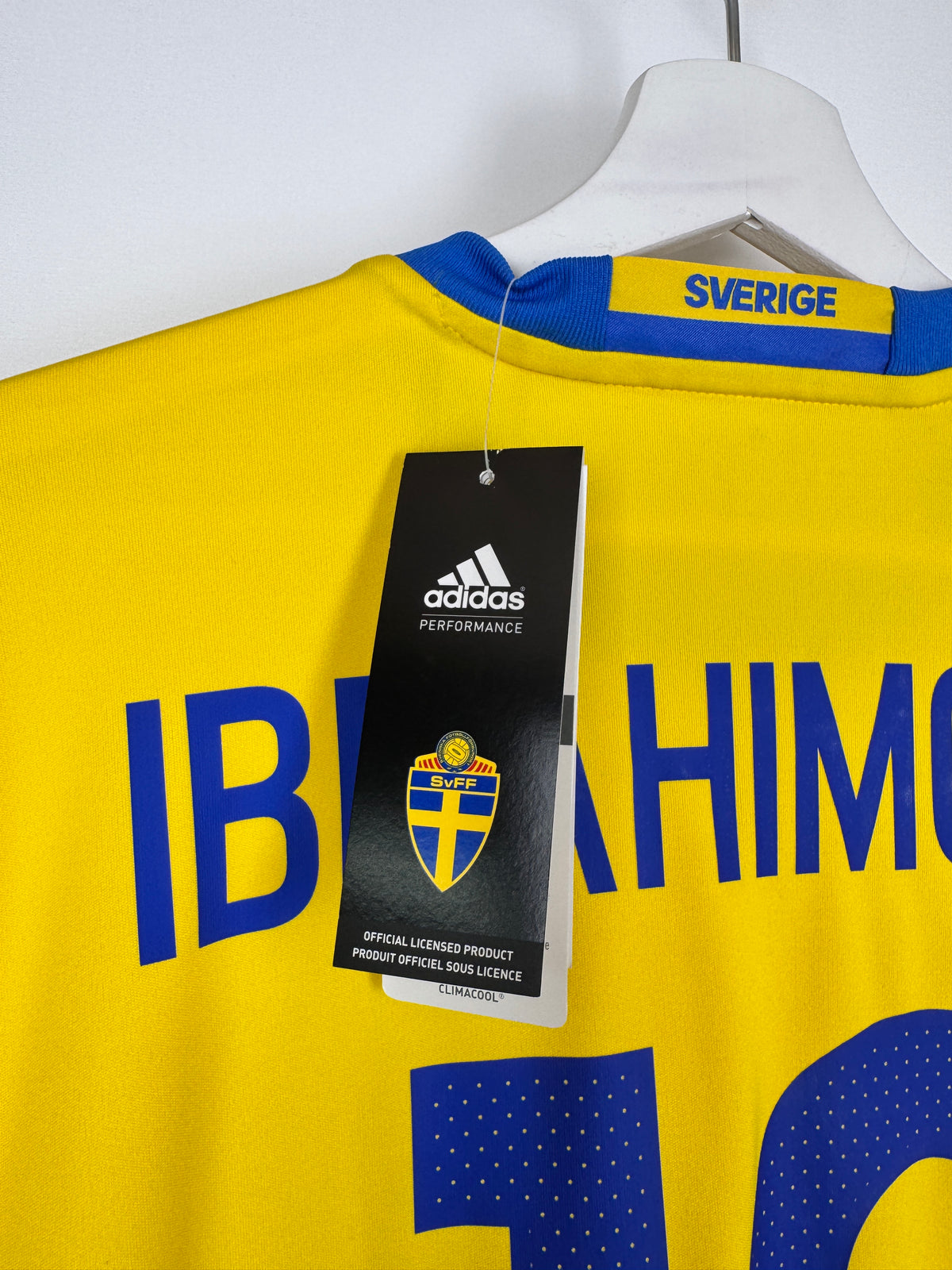 MAILLOT DE FOOTBALL SUÈDE 2016 DOMICILE NEUF AVEC ÉTIQUETTE - ZLATAN IBRAHIMOVIC #10 (S)
