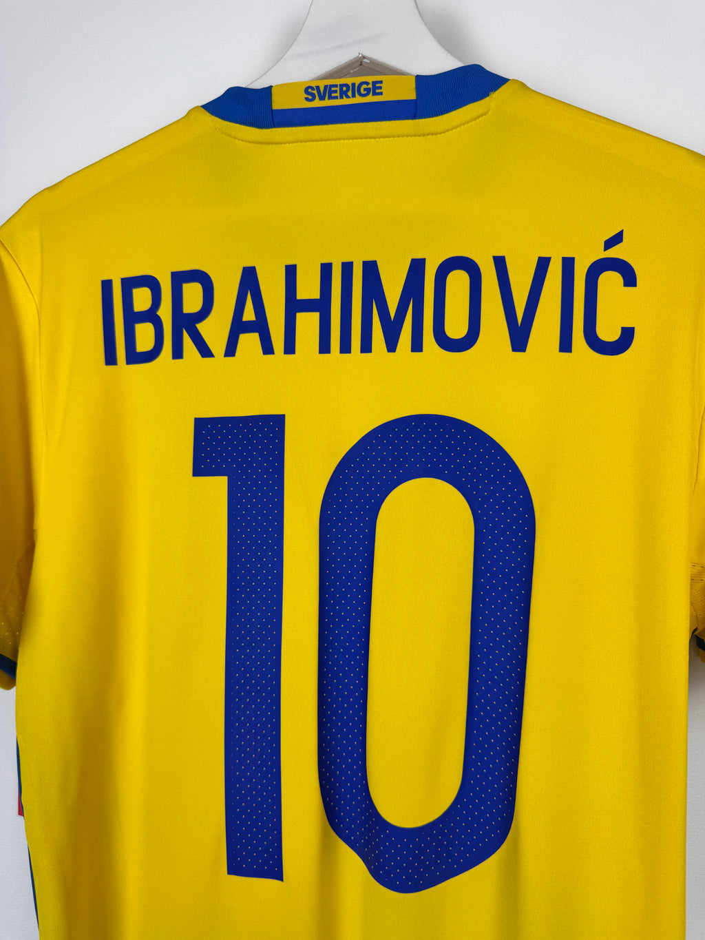 MAILLOT DE FOOTBALL SUÈDE 2016 DOMICILE NEUF AVEC ÉTIQUETTE - ZLATAN IBRAHIMOVIC #10 (S)