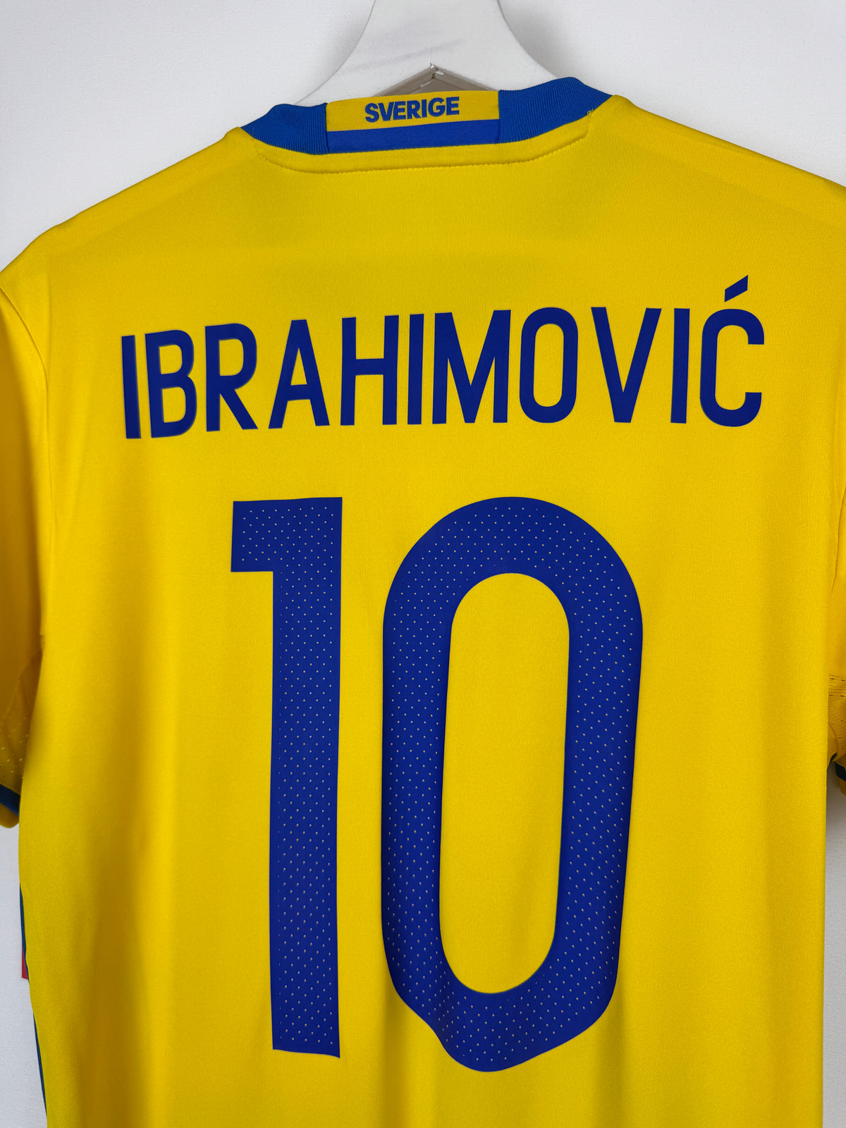 MAILLOT DE FOOTBALL SUÈDE 2016 DOMICILE NEUF AVEC ÉTIQUETTE - ZLATAN IBRAHIMOVIC #10 (S)