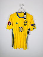 MAILLOT DE FOOTBALL SUÈDE 2016 DOMICILE NEUF AVEC ÉTIQUETTE - ZLATAN IBRAHIMOVIC #10 (S)