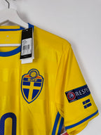 MAILLOT DE FOOTBALL SUÈDE 2016 DOMICILE NEUF AVEC ÉTIQUETTE - ZLATAN IBRAHIMOVIC #10 (S)