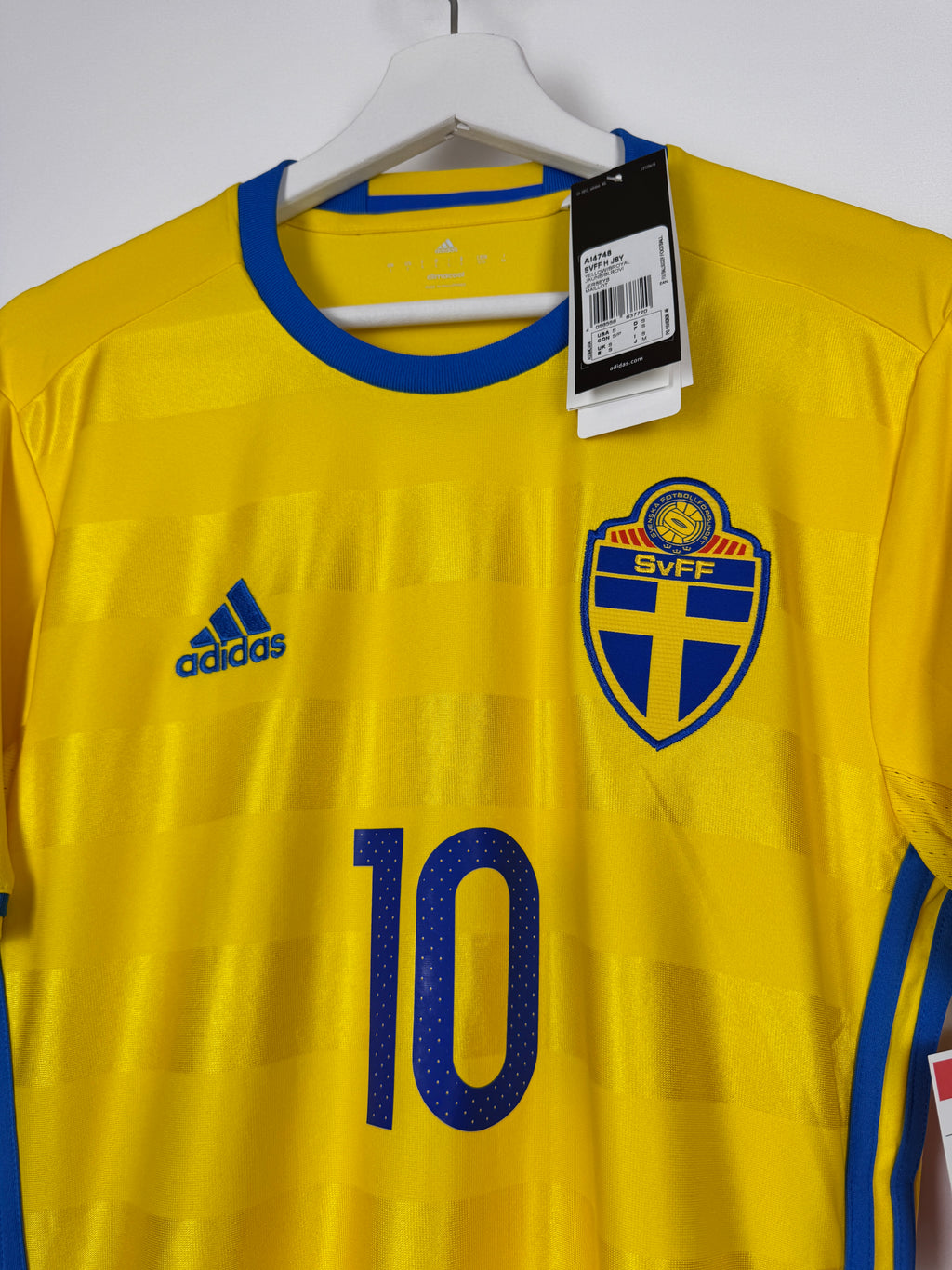 MAILLOT DE FOOTBALL SUÈDE 2016 DOMICILE NEUF AVEC ÉTIQUETTE - ZLATAN IBRAHIMOVIC #10 (S)