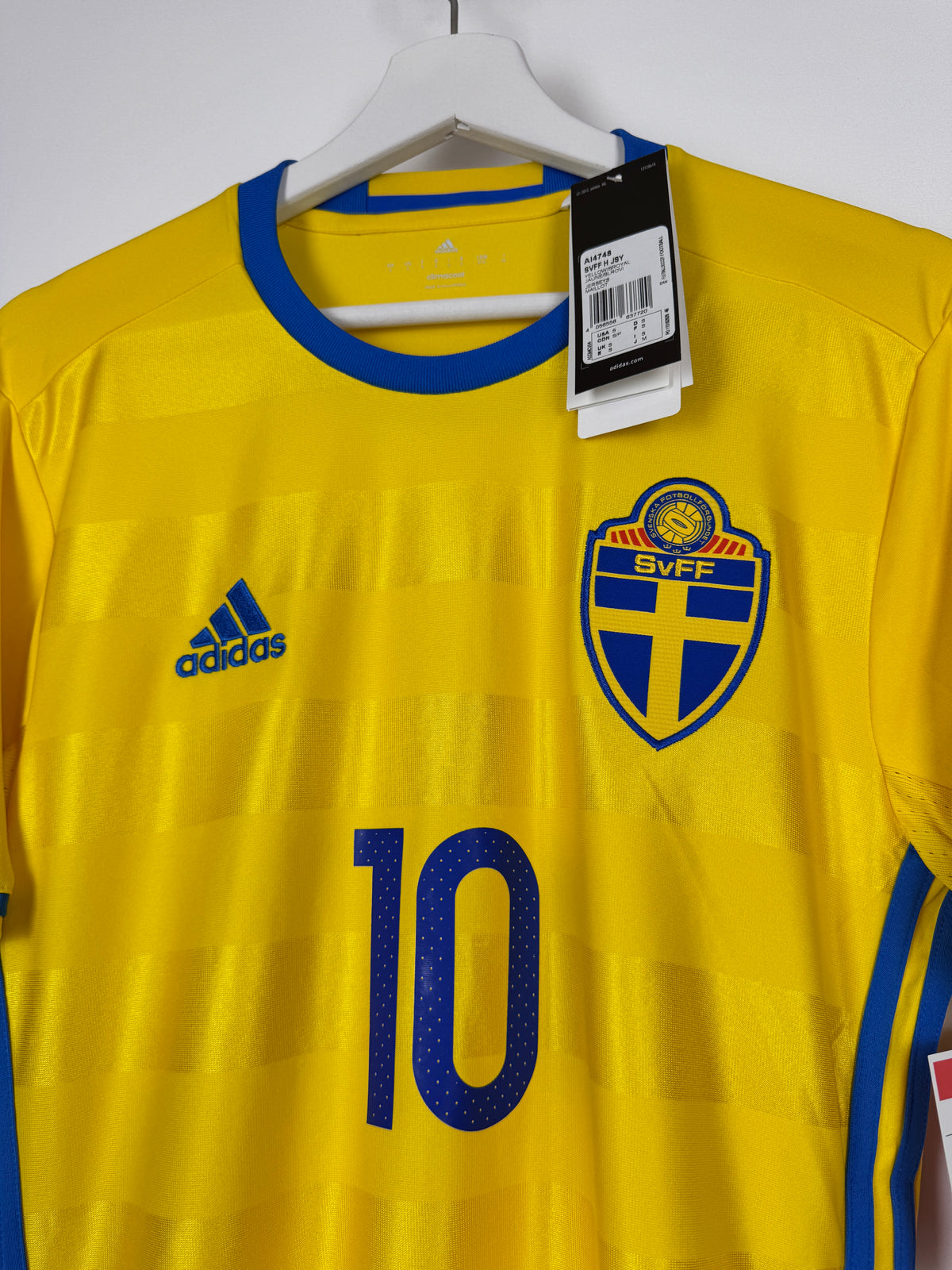 MAILLOT DE FOOTBALL SUÈDE 2016 DOMICILE NEUF AVEC ÉTIQUETTE - ZLATAN IBRAHIMOVIC #10 (S)