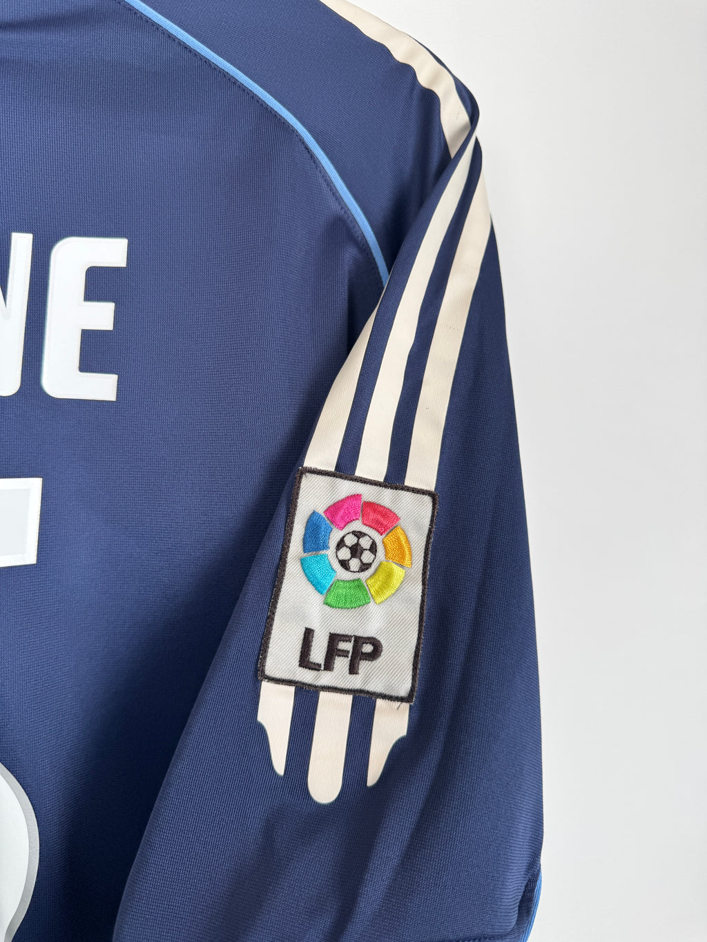 REAL MADRID 2005/2006 AWAY FOOTBALL SHIRT - ZIDANE #5 (M)