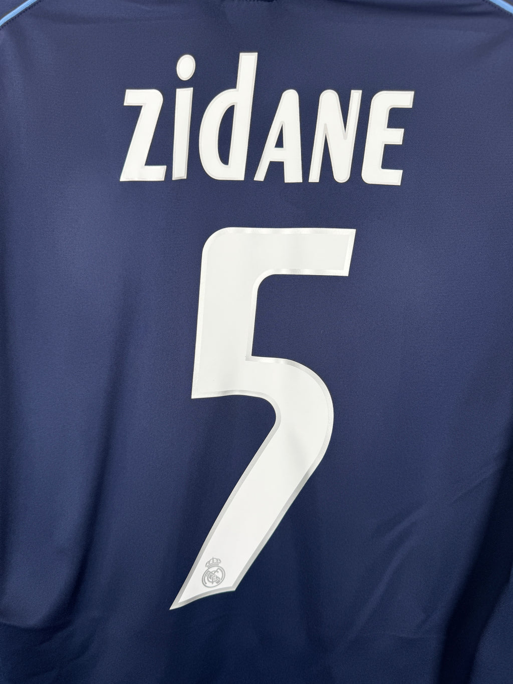 REAL MADRID 2005/2006 AWAY FOOTBALL SHIRT - ZIDANE #5 (M)