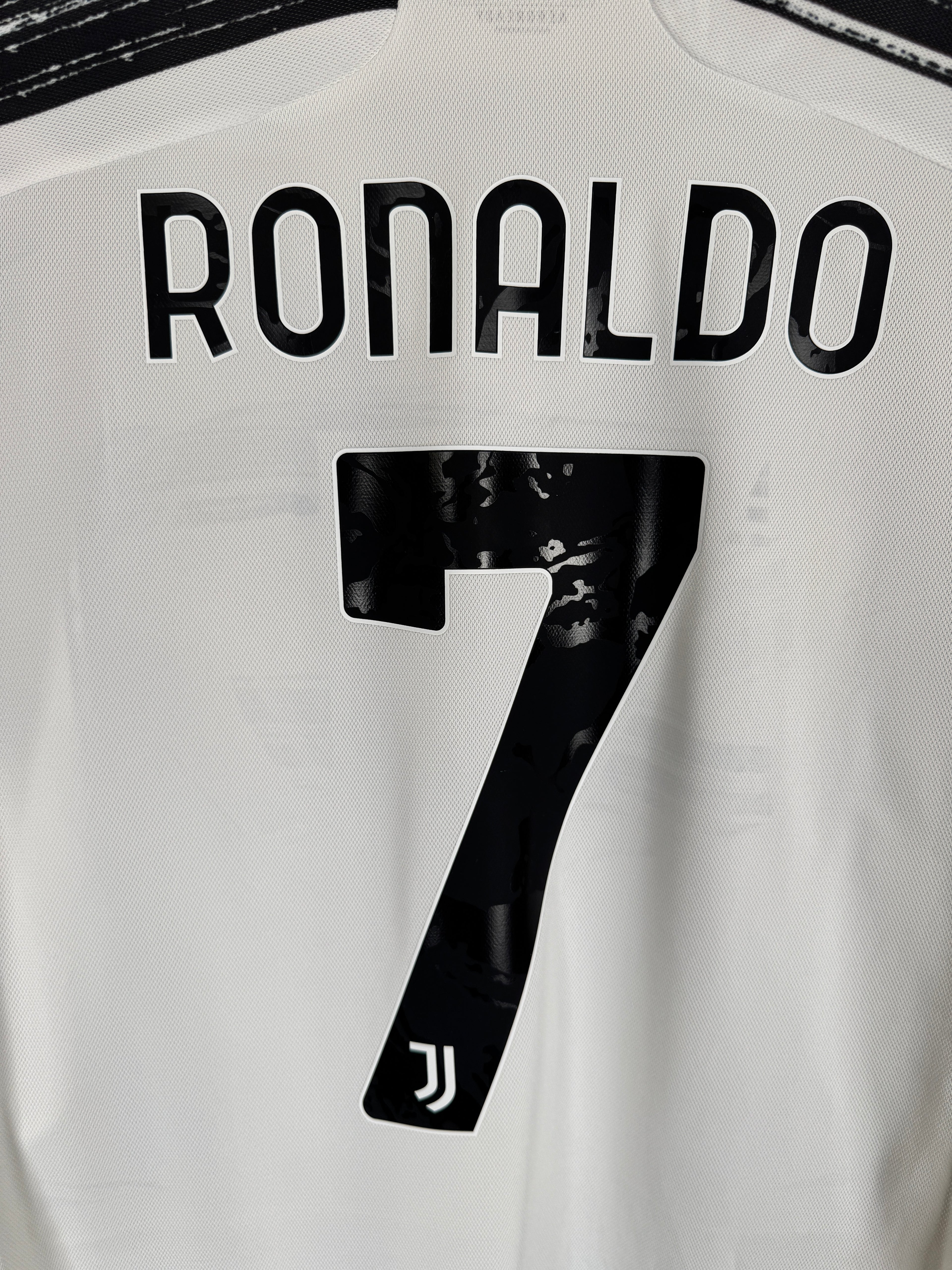 JUVENTUS HOME FOOTBALL SHIRT 2020/2021 - RONALDO #7 (L)