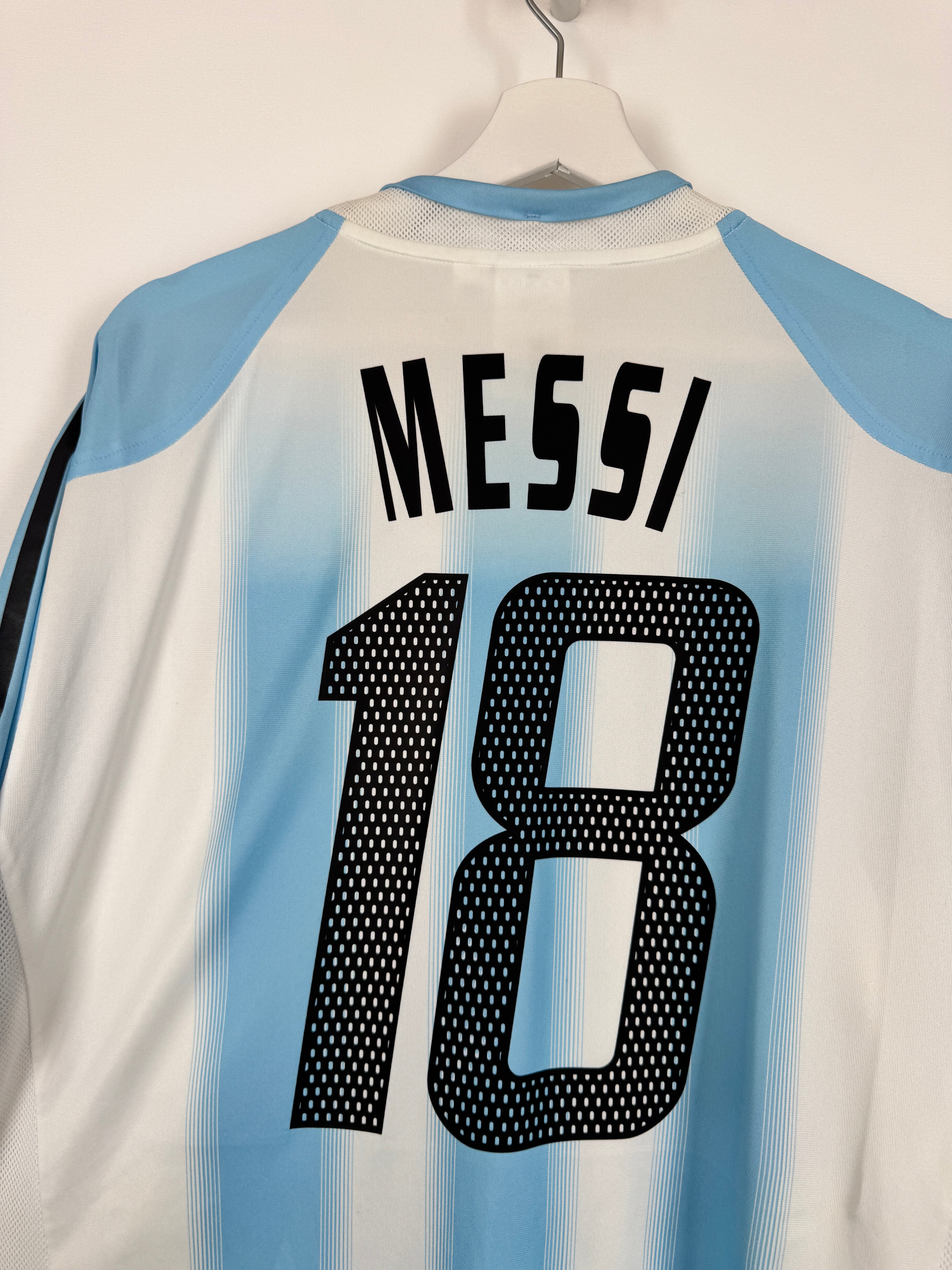 ARGENTINA 2004 HOME FOOTBALL SHIRT - MESSI #18 (XL)