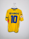 MAILLOT DE FOOTBALL SUÈDE 2008 DOMICILE - ZLATAN IBRAHIMOVIC #10 (M)