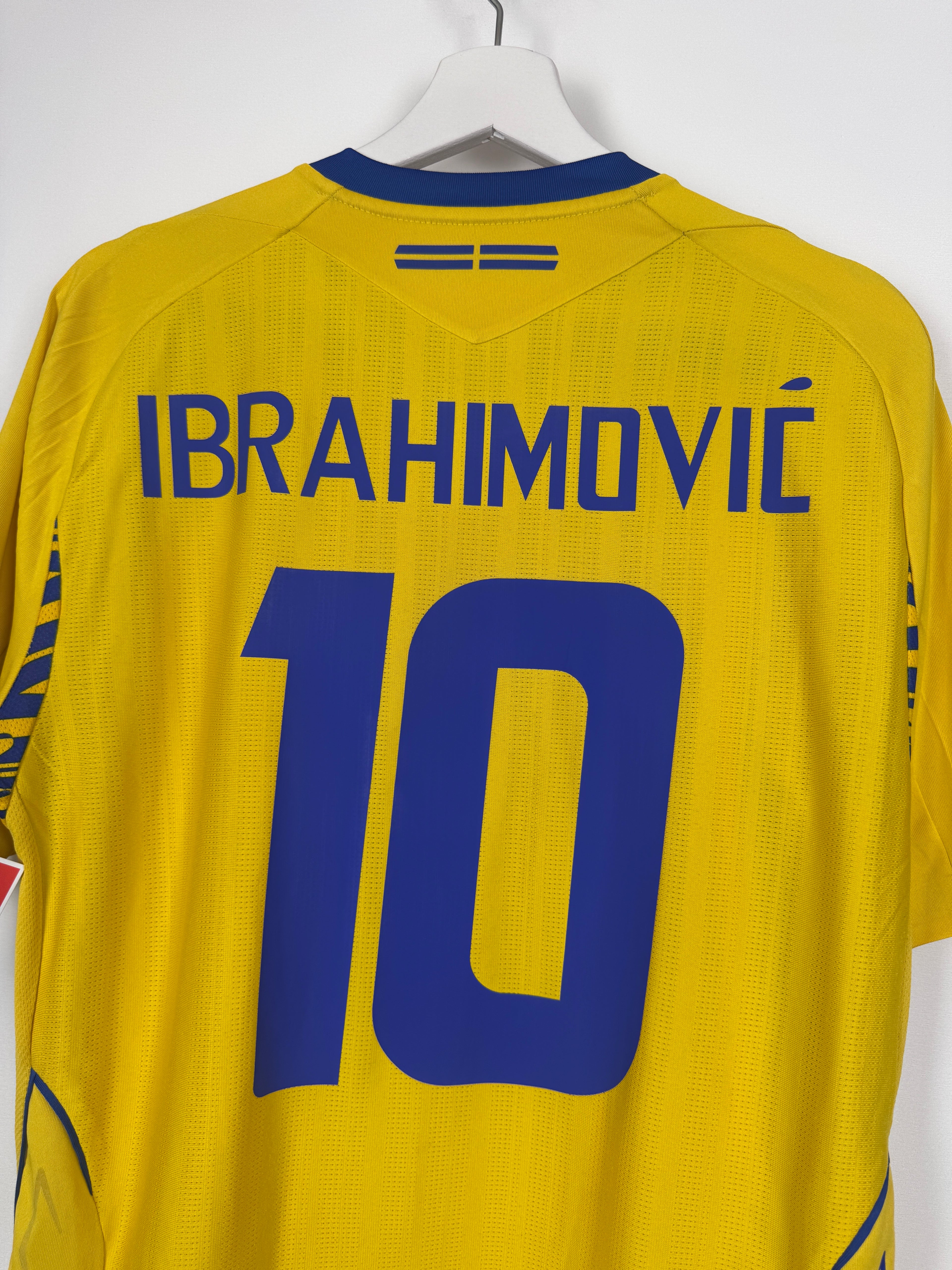 MAILLOT DE FOOTBALL SUÈDE 2008 DOMICILE - ZLATAN IBRAHIMOVIC #10 (M)