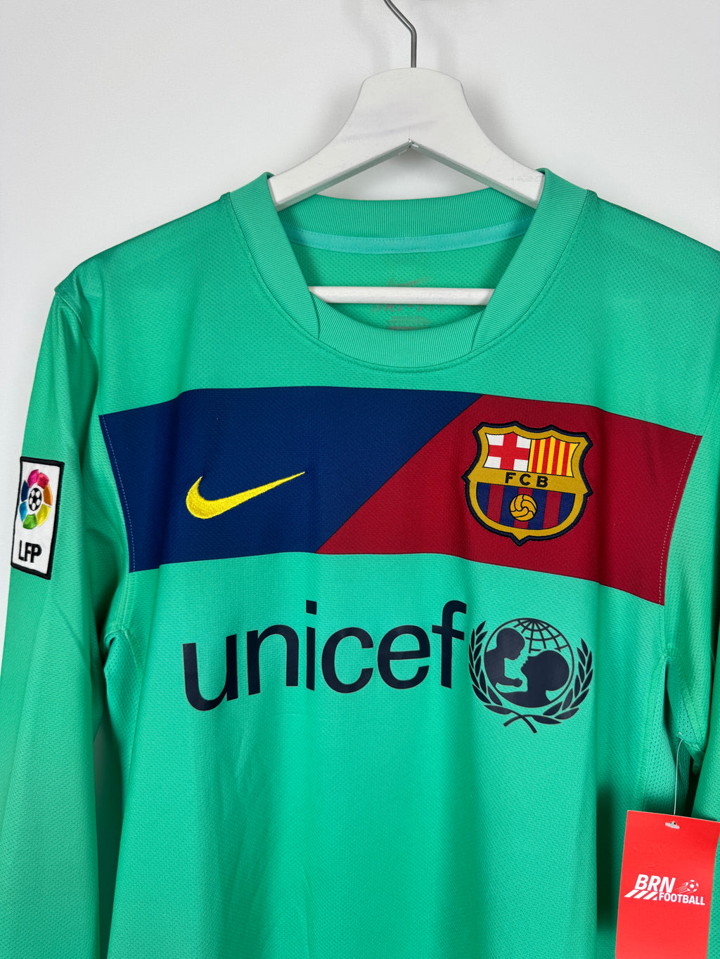 BARCELONA 2010/2011 AWAY FOOTBALL SHIRT - MESSI #10 (S)