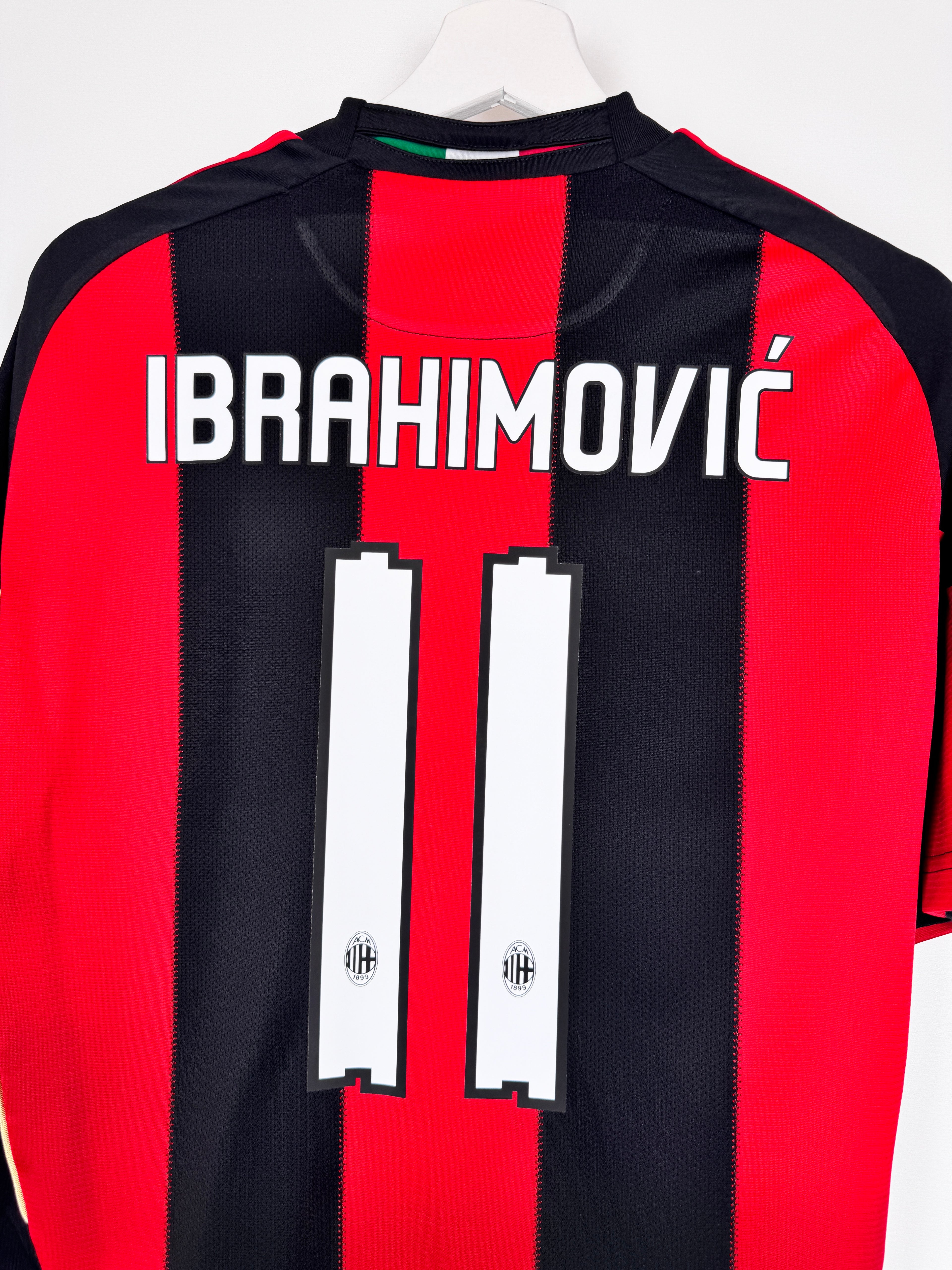 MAILLOT DE FOOTBALL AC MILAN 2010/2011 DOMICILE - ZLATAN IBRAHIMOVIC #11 (M)