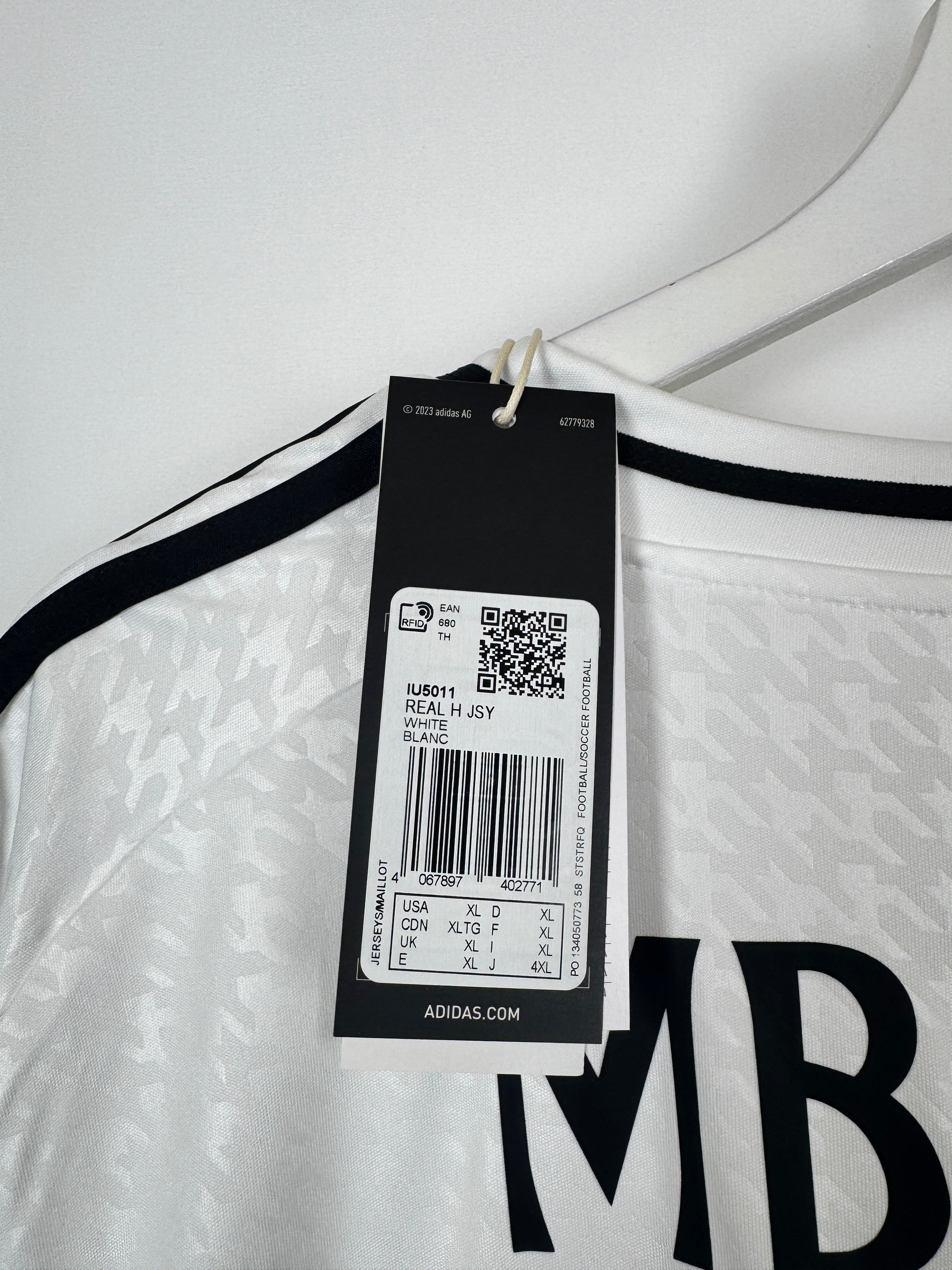 REAL MADRID 2024/2025 HOME FOOTBALL JERSEY NEW - MBAPPÉ #9 (XL)