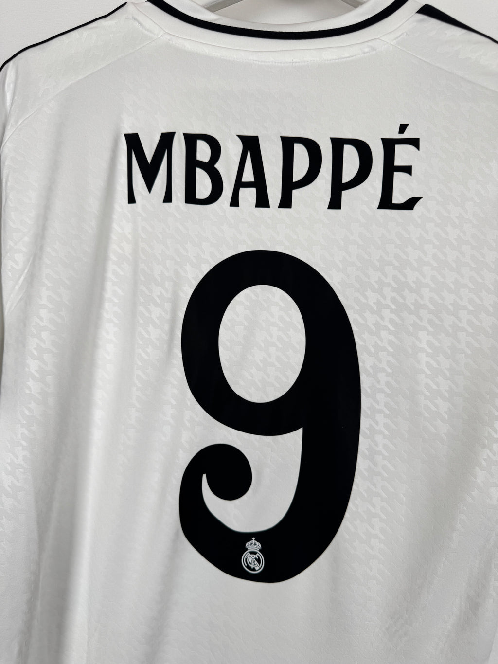 REAL MADRID 2024/2025 HOME FOOTBALL JERSEY NEW - MBAPPÉ #9 (XL)