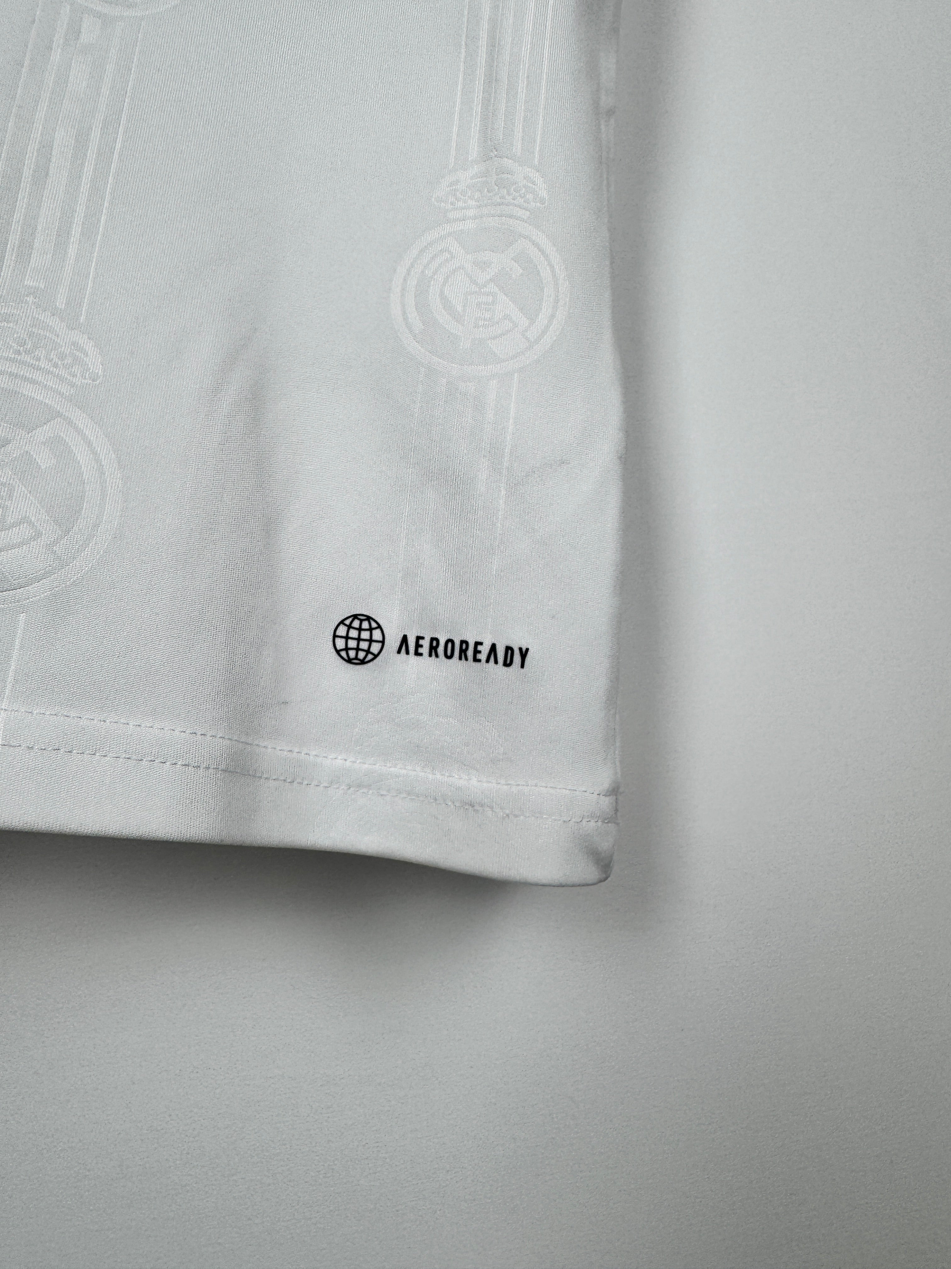 REAL MADRID 2022/2023 HOME FOOTBALL JERSEY - BENZEMA #9 BALLON D'OR (XL)