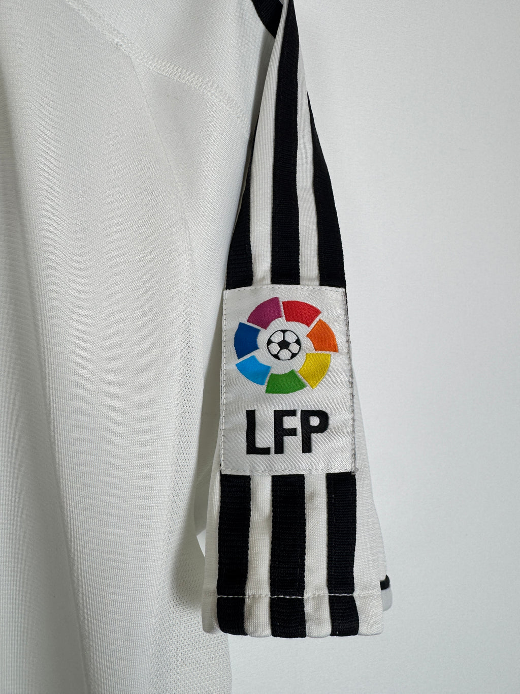REAL MADRID 2003/2004 HOME FOOTBALL SHIRT - ZIDANE #5 (S)