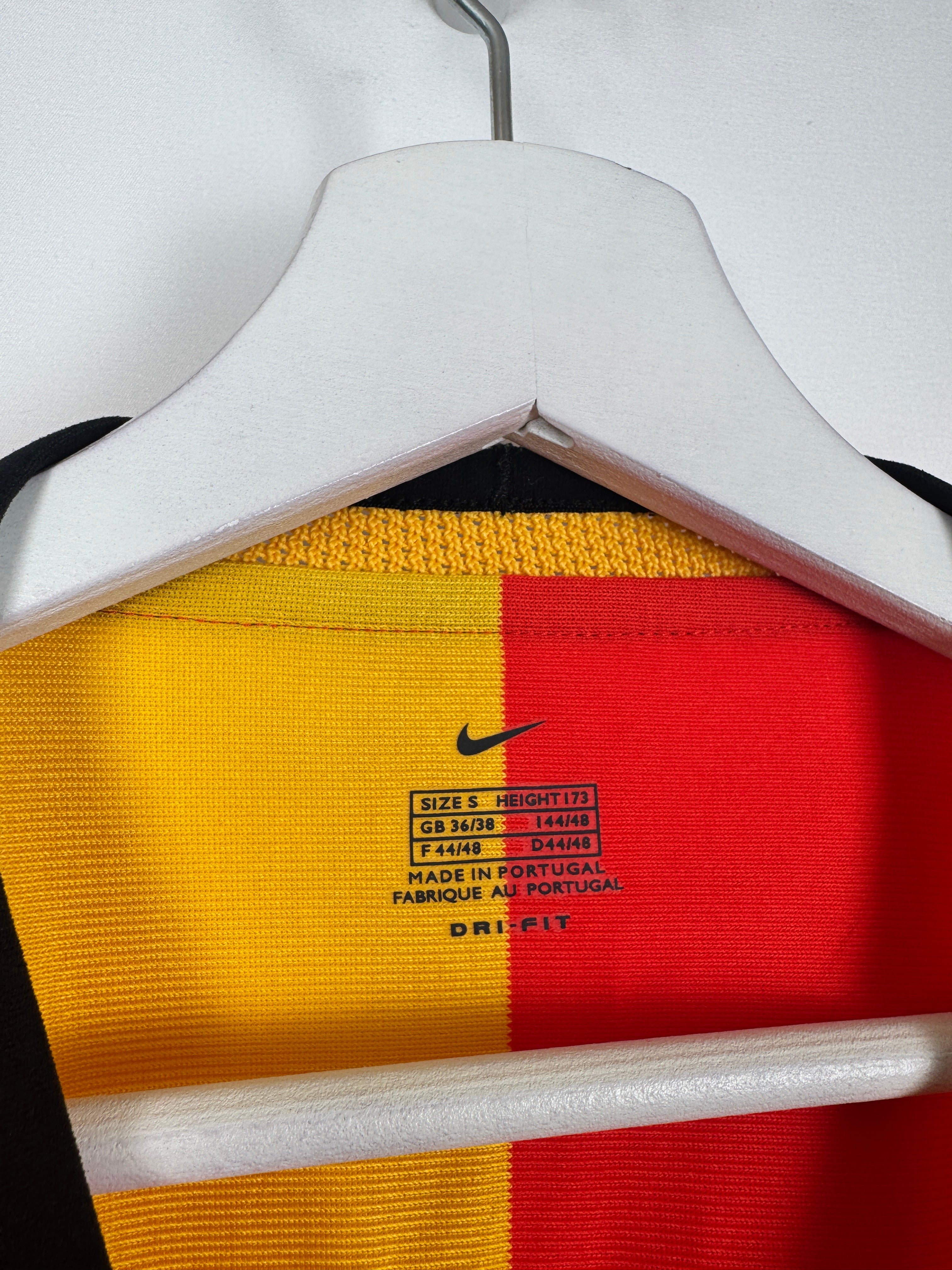 SIGNED LENS 2001/2002 HOME FOOTBALL JERSEY (S)