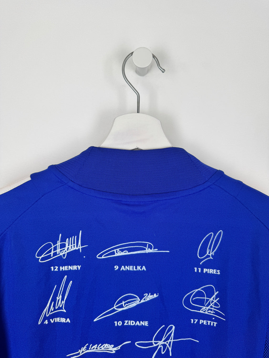 CAMISETA DE FÚTBOL SELECCIÓN DE FRANCIA 2002 LOCAL DEDICADA / FIRMADA (XL)