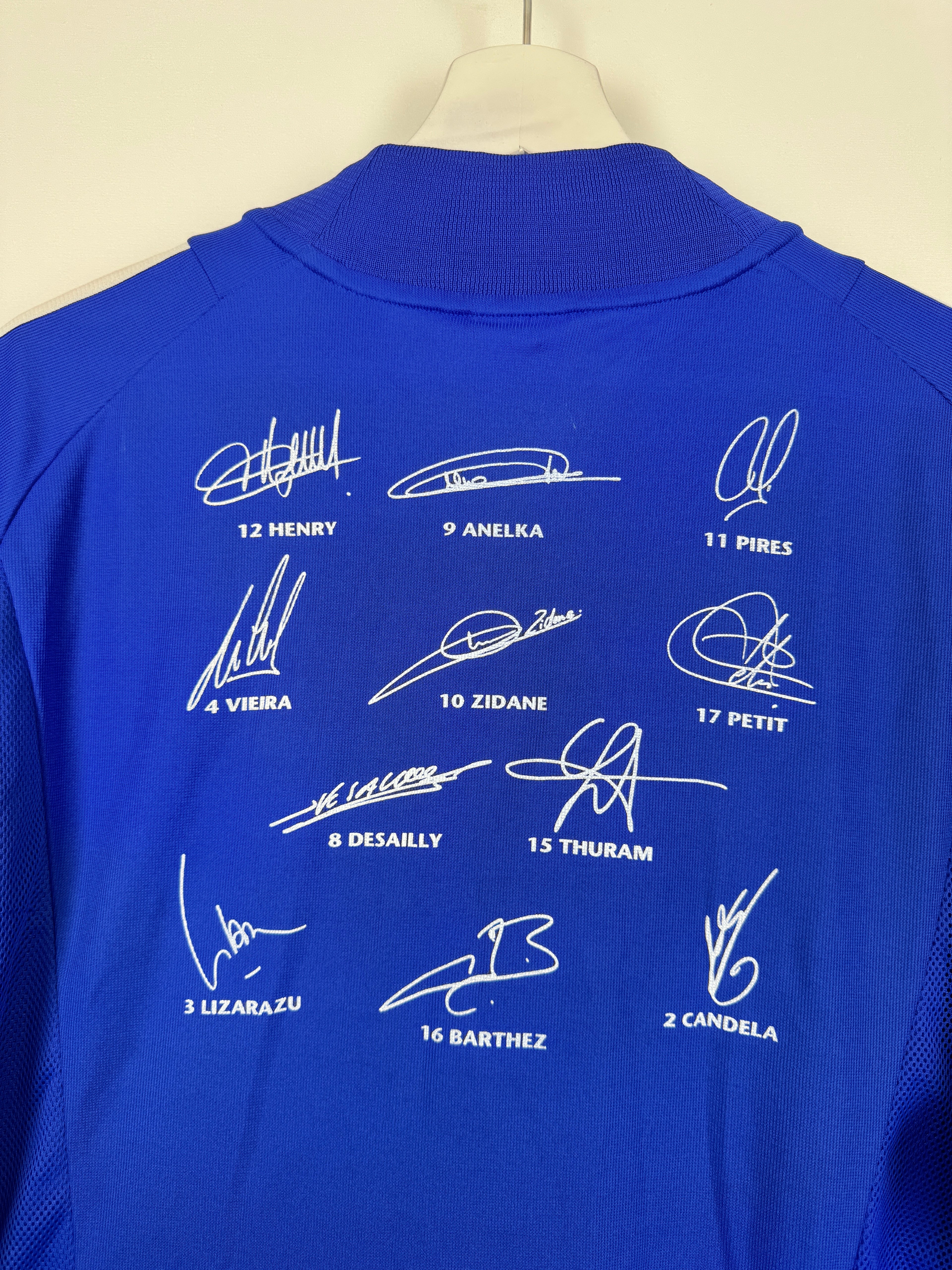 CAMISETA DE FÚTBOL SELECCIÓN DE FRANCIA 2002 LOCAL DEDICADA / FIRMADA (XL)