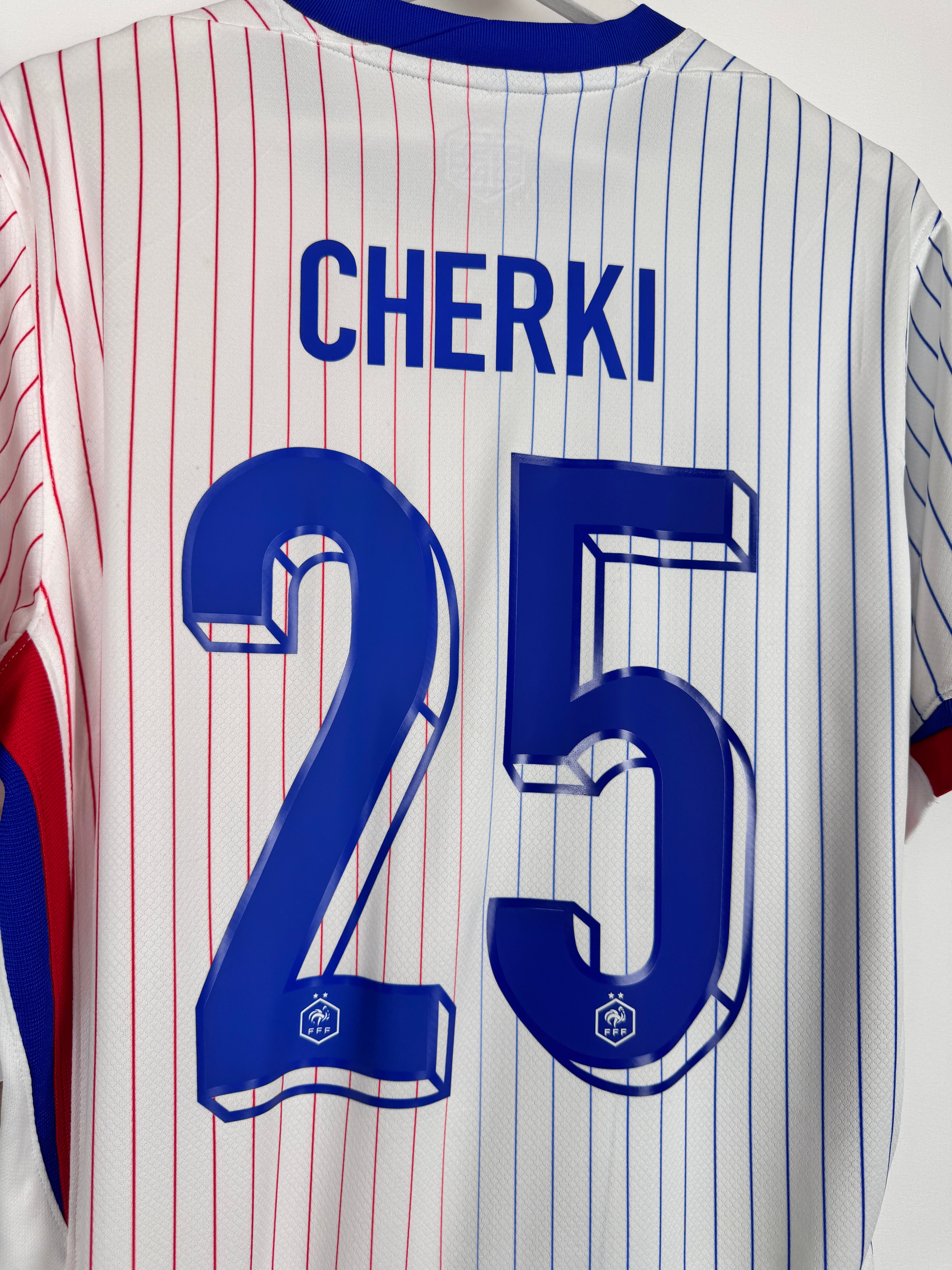 MAILLOT DE FOOTBALL ÉQUIPE DE FRANCE 2024 EXTÉRIEUR NEUF AVEC ÉTIQUETTE - RAYAN CHERKI #25 (M)