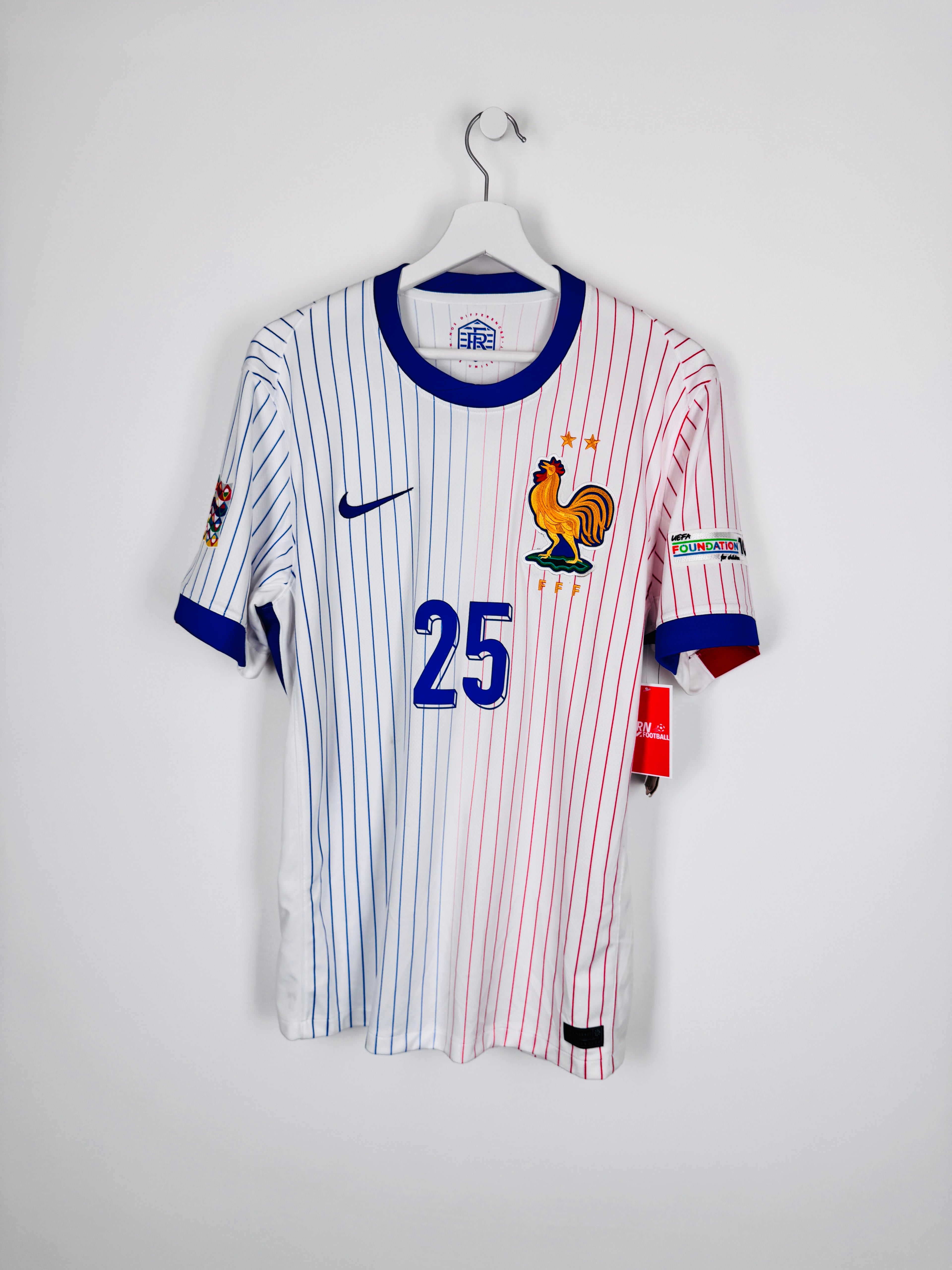 MAILLOT DE FOOTBALL ÉQUIPE DE FRANCE 2024 EXTÉRIEUR NEUF AVEC ÉTIQUETTE - RAYAN CHERKI #25 (M)