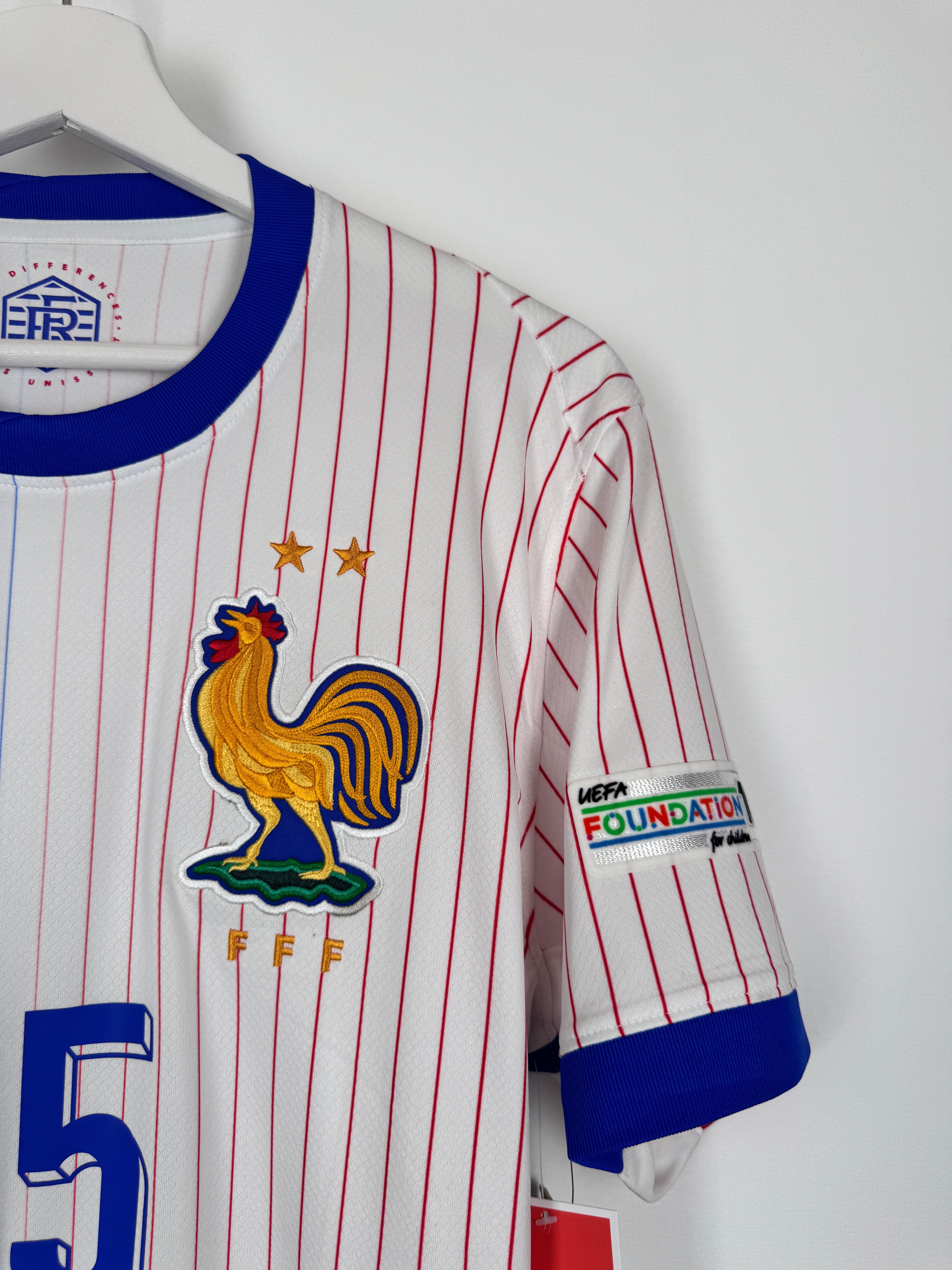 MAILLOT DE FOOTBALL ÉQUIPE DE FRANCE 2024 EXTÉRIEUR NEUF AVEC ÉTIQUETTE - RAYAN CHERKI #25 (M)