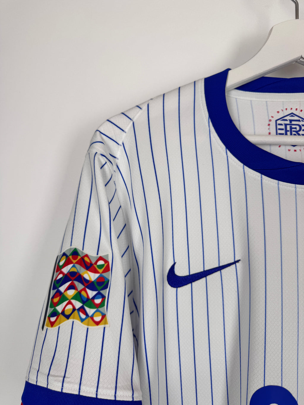 MAILLOT DE FOOTBALL ÉQUIPE DE FRANCE 2024 EXTÉRIEUR NEUF AVEC ÉTIQUETTE - RAYAN CHERKI #25 (M)