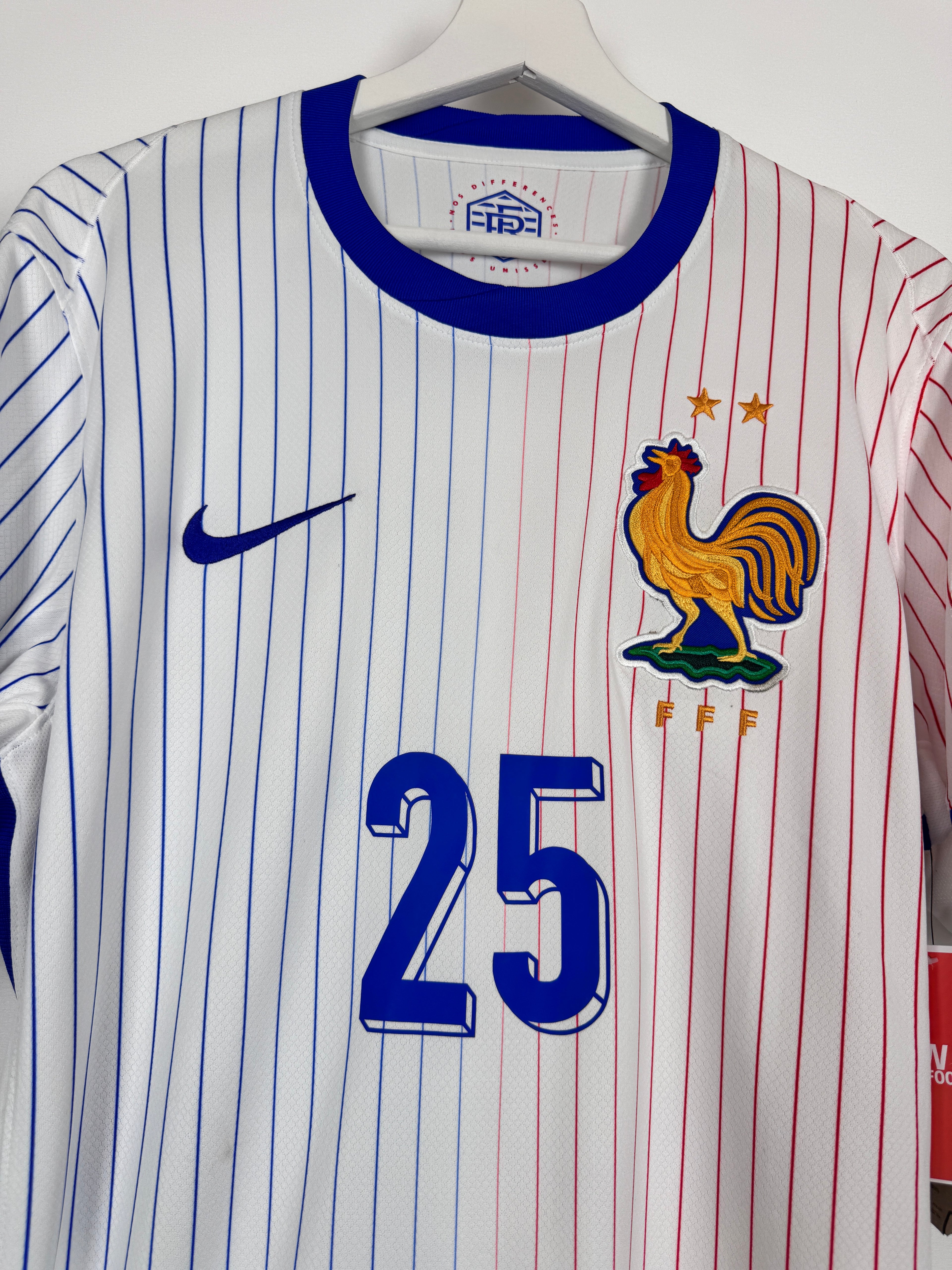 MAILLOT DE FOOTBALL ÉQUIPE DE FRANCE 2024 EXTÉRIEUR NEUF AVEC ÉTIQUETTE - RAYAN CHERKI #25 (M)