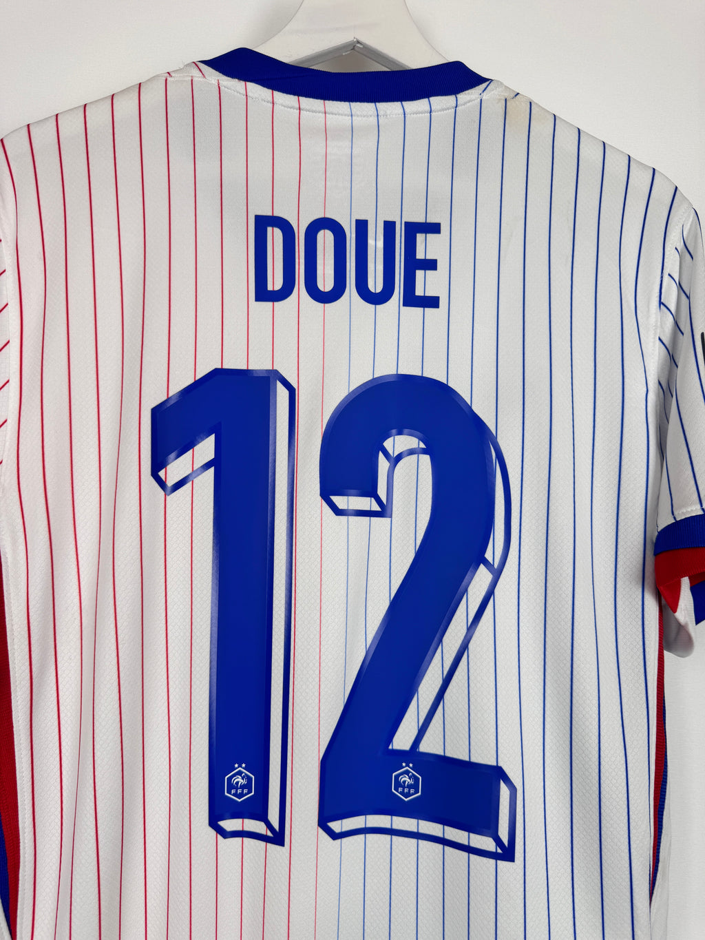 MAILLOT DE FOOTBALL ÉQUIPE DE FRANCE 2024 EXTÉRIEUR NEUF AVEC ÉTIQUETTE - DÉSIRÉ DOUÉ #12 (S)