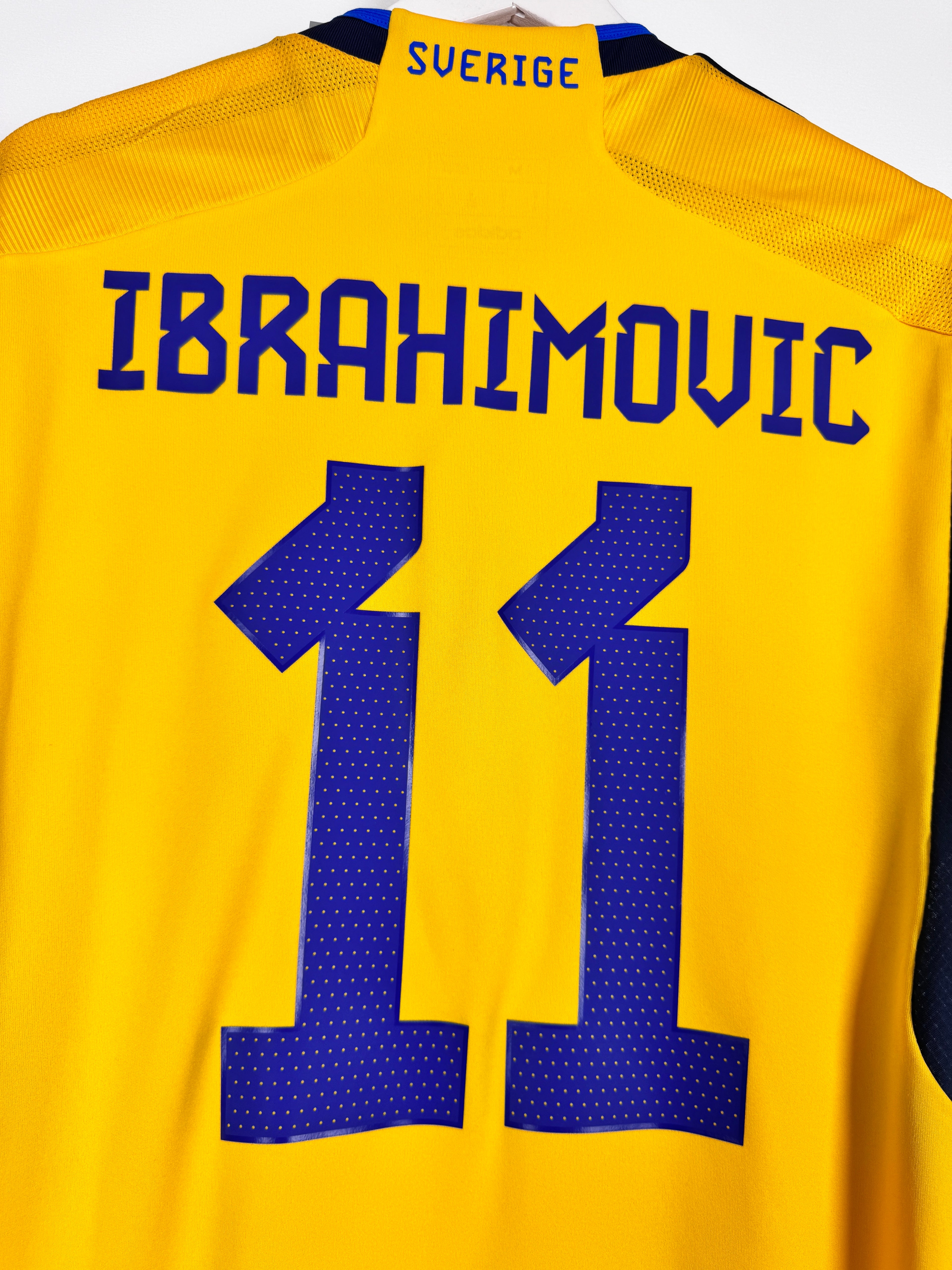 MAILLOT DE FOOTBALL SUÈDE 2022 DOMICILE NEUF AVEC ÉTIQUETTE - ZLATAN IBRAHIMOVIC #11 (M)