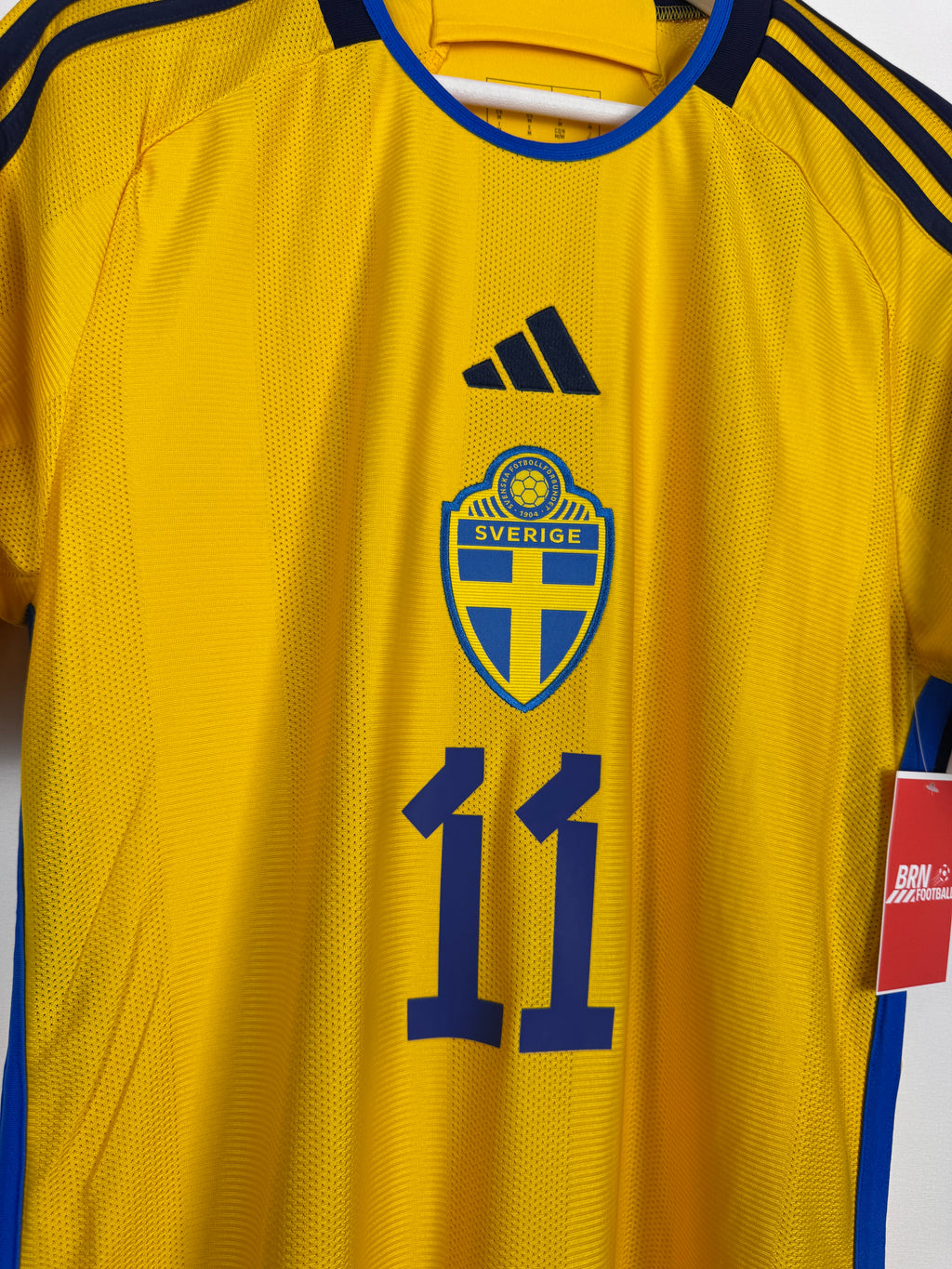 MAILLOT DE FOOTBALL SUÈDE 2022 DOMICILE NEUF AVEC ÉTIQUETTE - ZLATAN IBRAHIMOVIC #11 (M)