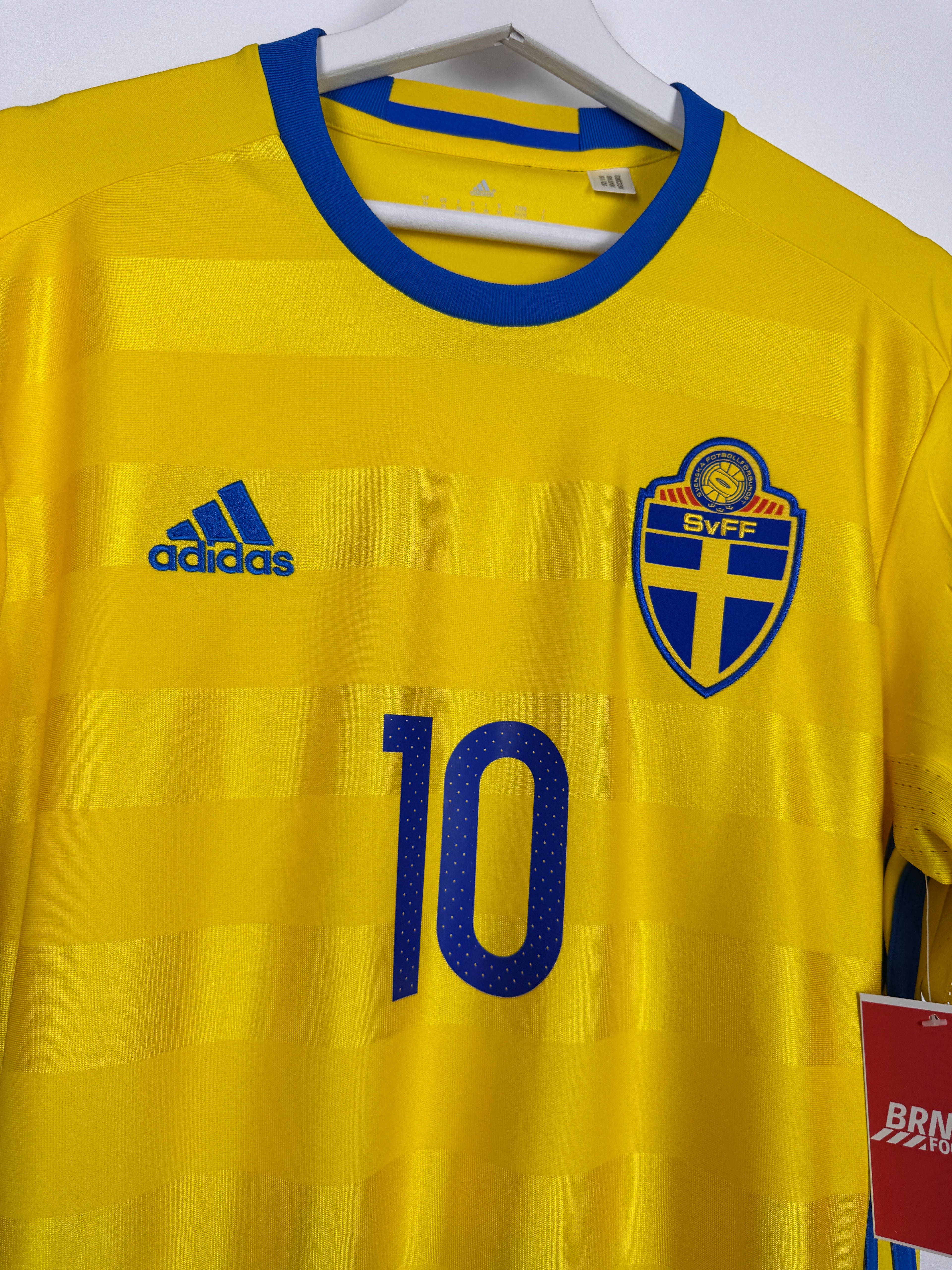 MAILLOT DE FOOTBALL SUÈDE 2016 DOMICILE - ZLATAN IBRAHIMOVIC #10 (M)