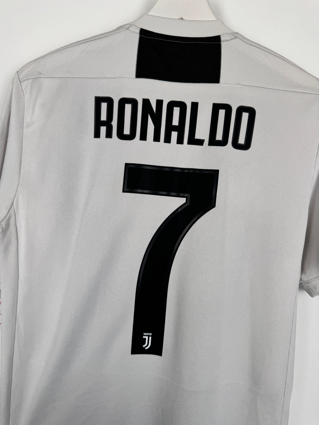 JUVENTUS 2018/2019 HOME FOOTBALL JERSEY - RONALDO #7 (S)