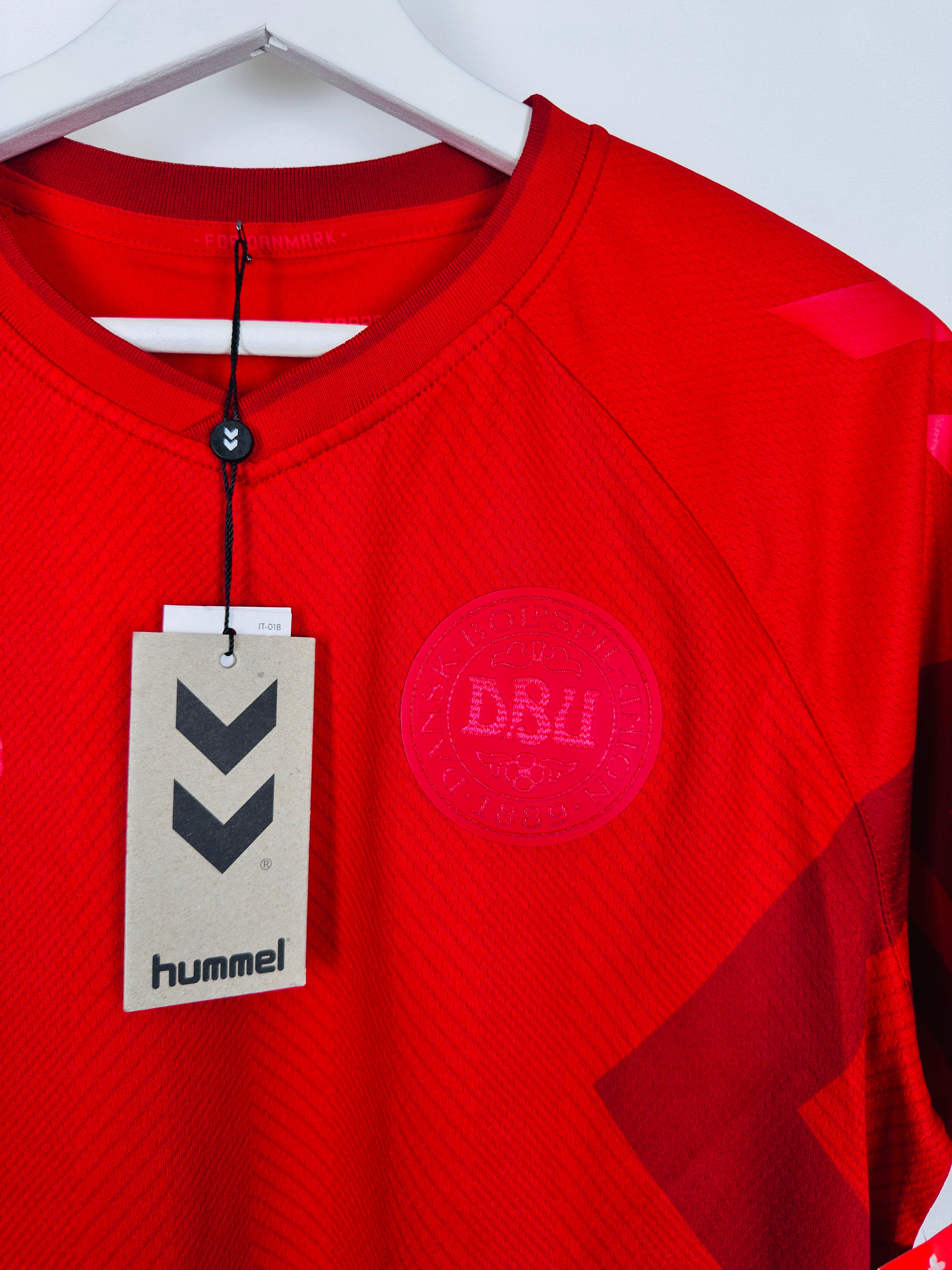 DENMARK 2022 HOME FOOTBALL SHIRT NEW (S)